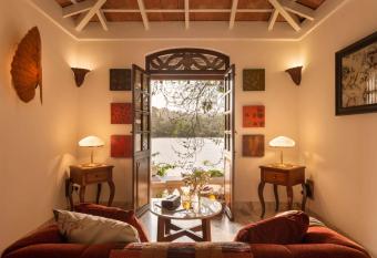 Amrapali-House of Grace has rooms with a private hot tub