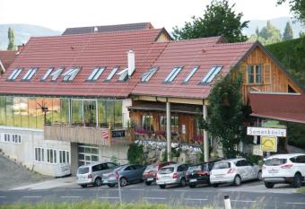 Samenk  nig Pschait Handels GmbH allows 18 year olds to book a room