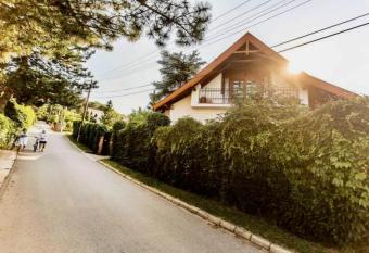 F  ge h  z has Balcony rooms