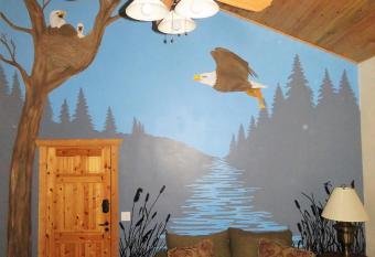 The Hideaway Lodge has rooms with a private hot tub