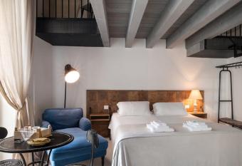 Palazzo Sant Anna Lecce has rooms with a private hot tub