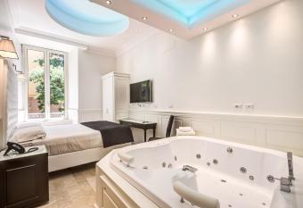 Hotel dei Quiriti Suite has rooms with a private hot tub
