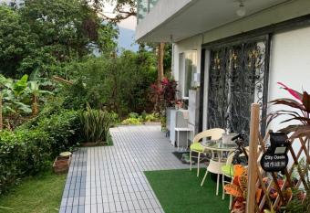 City Oasis Guesthouse has Balcony rooms