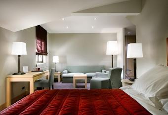 H  tel Baud - Teritoria has rooms with a private hot tub