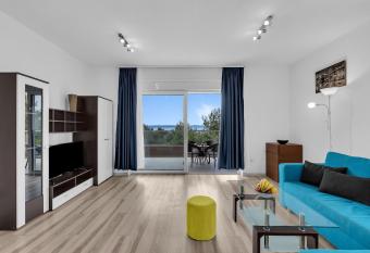 Apartments Lujnovic has rooms with a private hot tub