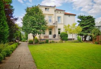 Einzigartige Jugendstil-Villa im Herzen von Kassel has Balcony rooms