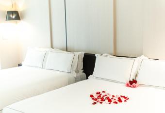 Da Pu Hotspring Hotel has rooms with a private hot tub