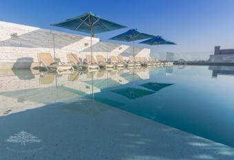 Anah Luxury Condos by Baitna has rooms with a private hot tub