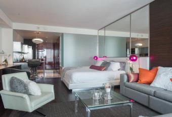 Luxury Suites at Palms Place has rooms with a private hot tub