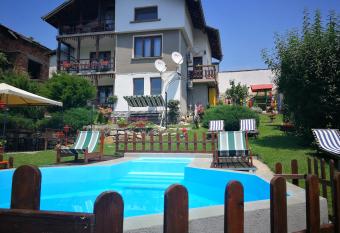 The White House has Balcony rooms