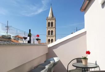 Top Center Zadar Studio Apartments allows 18 year olds to book a room