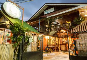 Lala Panzi Bed and Breakfast has Balcony rooms