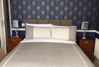 Albany Lodge has rooms with a private hot tub