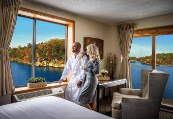 The Vue Boutique Hotel & Boathouse has Balcony rooms