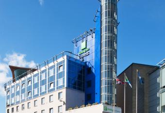 Holiday Inn Express - Glasgow - City Ctr Theatreland, an IHG Hotel allows 18 year olds to book a room