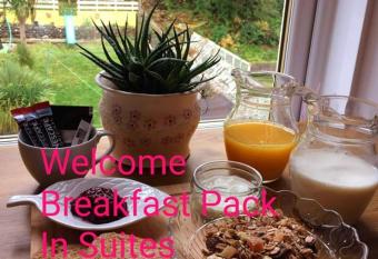 Commodore Guesthouse, Self-Catering Suites allows 18 year olds to book a room