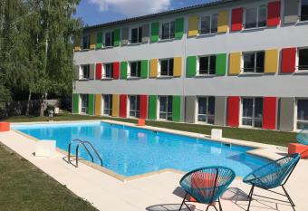 H  tel Full Colors allows 18 year olds to book a room