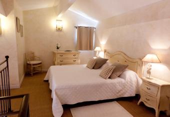 Le Clos de la Glycine allows 18 year olds to book a room