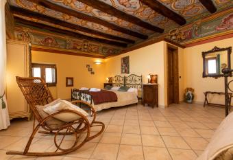 Palazzo Lauritano has Balcony rooms
