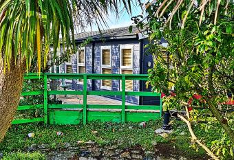 Palm Cottage has Balcony rooms