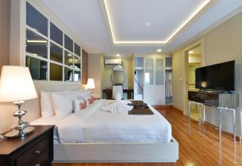 Aspira Hana Residence Thong Lor has rooms with a private hot tub