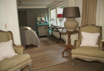 bb-jonashome allows 18 year olds to book a room