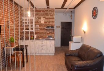 SKY Apartment Virmenska allows 18 year olds to book a room