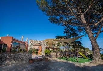 Venere B&B Castelmola has rooms with a private hot tub