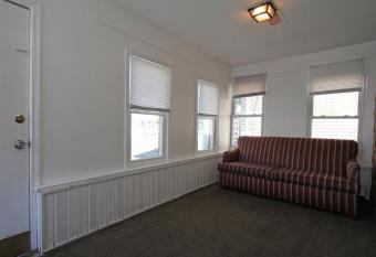 Shore Beach Houses - 43A Lincoln Ave allows 18 year olds to book a room