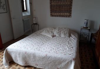 Belle chambre dans maison atypique allows 18 year olds to book a room