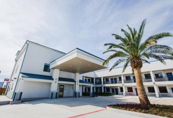 Palace Inn Blue Us-59 & Gessner allows 18 year olds to book a room