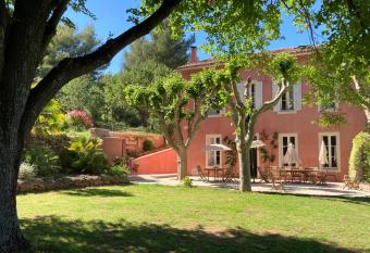 La F  raude - Pays d Aix en Provence allows 18 year olds to book a room