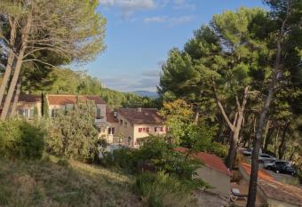 Le Mas des Ecureuils allows 18 year olds to book a room