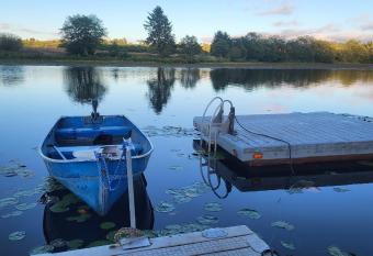 Gearhart Lakefront Vacation Rental has rooms with a private hot tub