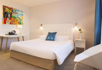 H  tel Escale Oceania Lorient allows 18 year olds to book a room