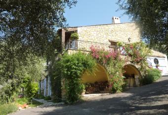 Lou Candelou has Balcony rooms