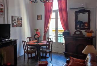 Au QUATRE, 2em   tage has Balcony rooms