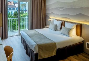 H  tel La Solitude has Balcony rooms