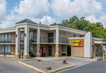 Super 8 by Wyndham Duncan has Smoking rooms