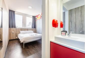 Euro Hostel Glasgow allows 18 year olds to book a room