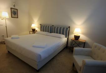 Lanterne Magiche Ortigia allows 18 year olds to book a room