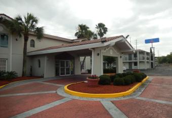 Studio 6-Houston, TX - Intercontinental Airport South allows 18 year olds to book a room