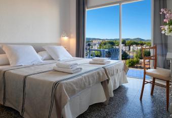 Hotel Flamingo has Balcony rooms