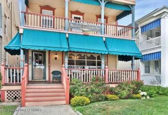 Bellevue Stratford Inn has Balcony rooms