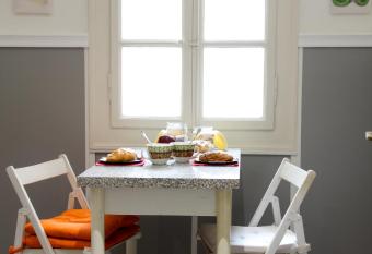 Max Apartment allows 18 year olds to book a room