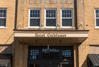 Hotel Cathlamet allows 18 year olds to book a room