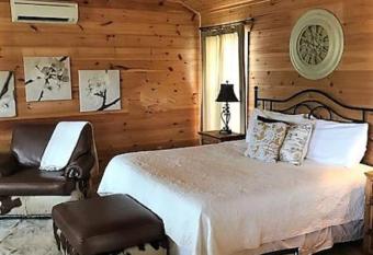 City on a Hill at Spring Creek has rooms with a private hot tub