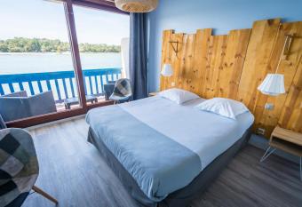 Le Relais Du Lac has Balcony rooms
