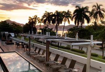 Ramada by Wyndham Acapulco Hotel & Suites allows 18 year olds to book a room
