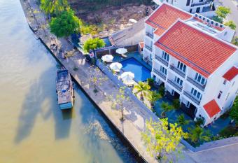 Riverside White House Hotel allows 18 year olds to book a room